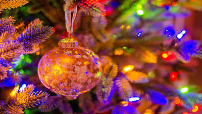 Wallpaper Christmas ball ornaments

 + Download Wallpapers