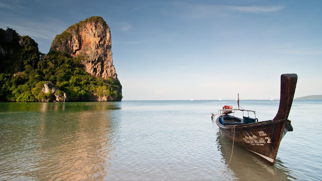 Wall boat on the sea

 + Download Wallpapers