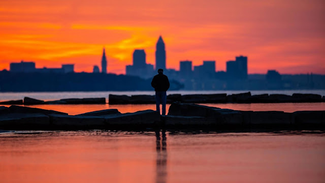 Silhouette image of man alone at sunset of the city+ Wallpapers Download