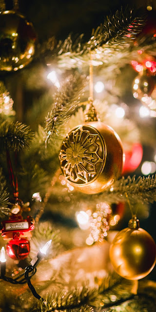 Christmas tree wallpaper for iPhone+ Wallpapers Download