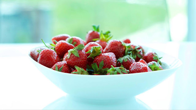 Bowl wallpaper image with fresh strawberries+ Wallpapers Download