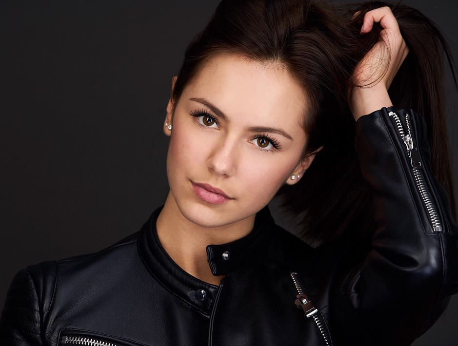Alex Hook Biography, Age, Height & Boyfriend – mrDustBin Alex Hook Biography 2026: Age, Height, Family, and a Deep Dive into Her Career and Recent Works