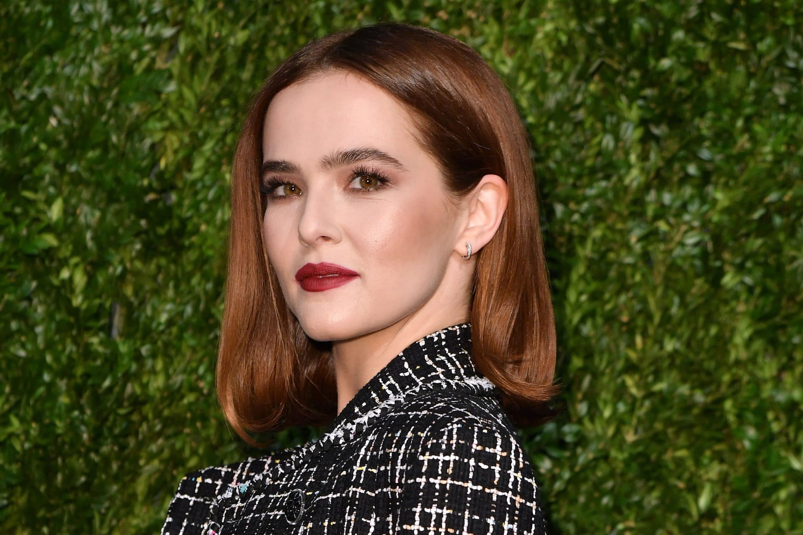 Zoey Deutch – Biography, Height & Life Story | Super Stars Bio Zoey Deutch Biography: Age, Height, Career Highlights, and Recent Projects